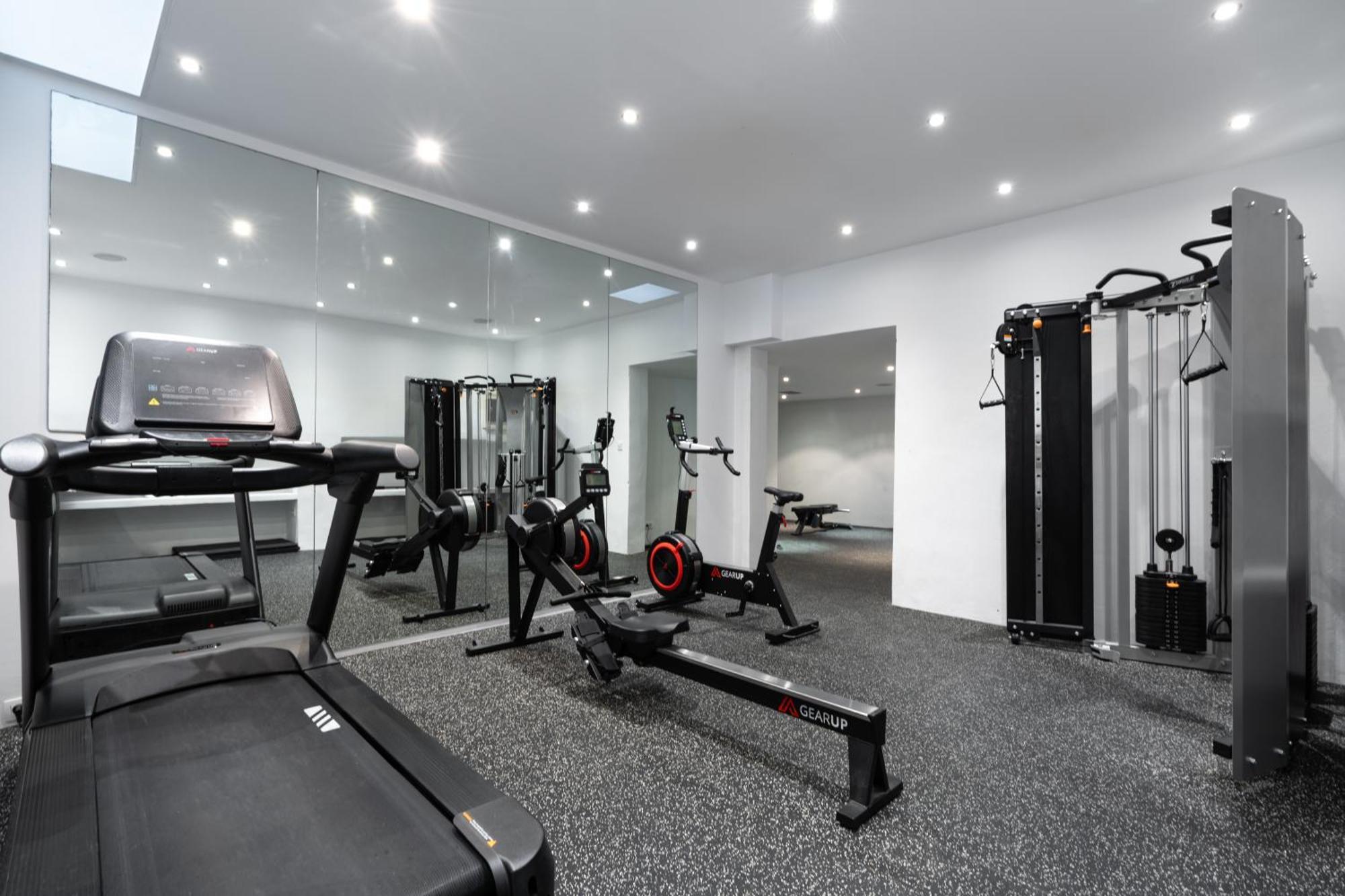 Santorini Kastelli Resort Kamári Exterior foto A gym in the UK
