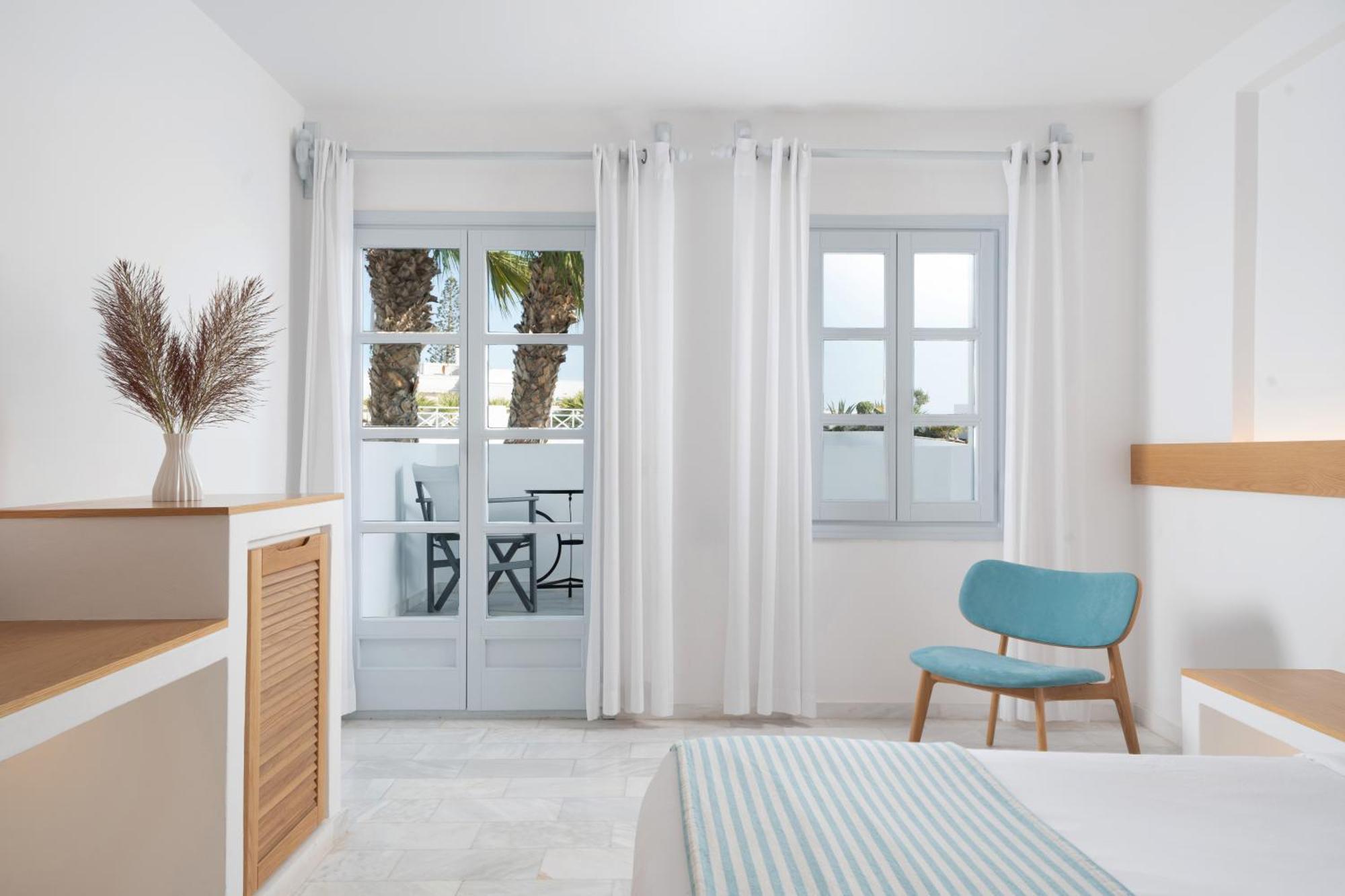 Santorini Kastelli Resort Kamári Exterior foto A bedroom with a chair