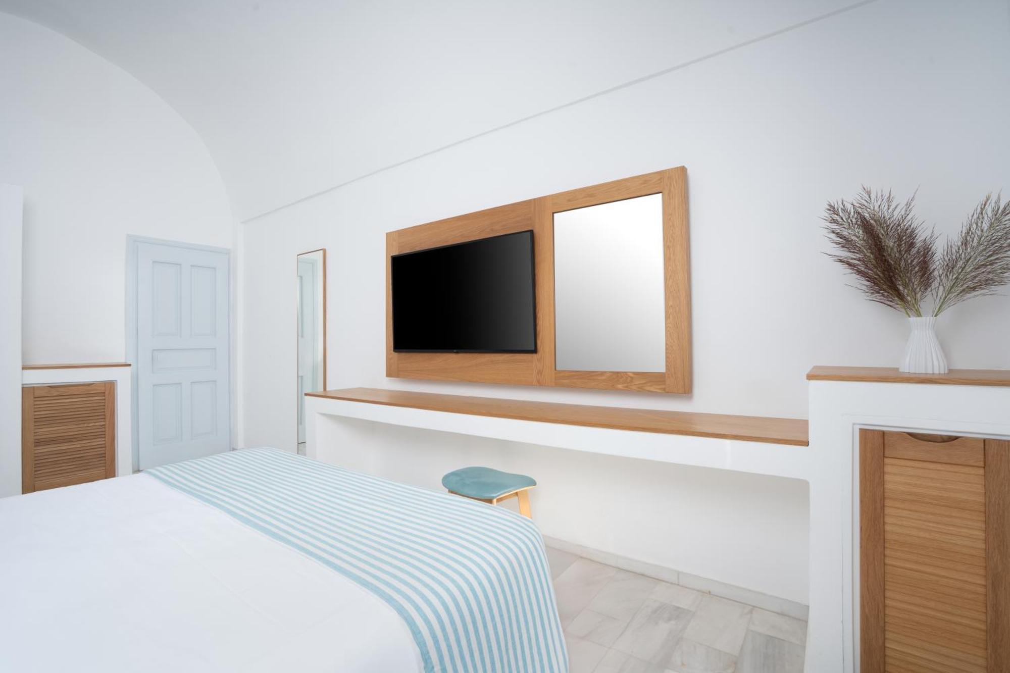 Santorini Kastelli Resort Kamári Exterior foto A bedroom at the hotel