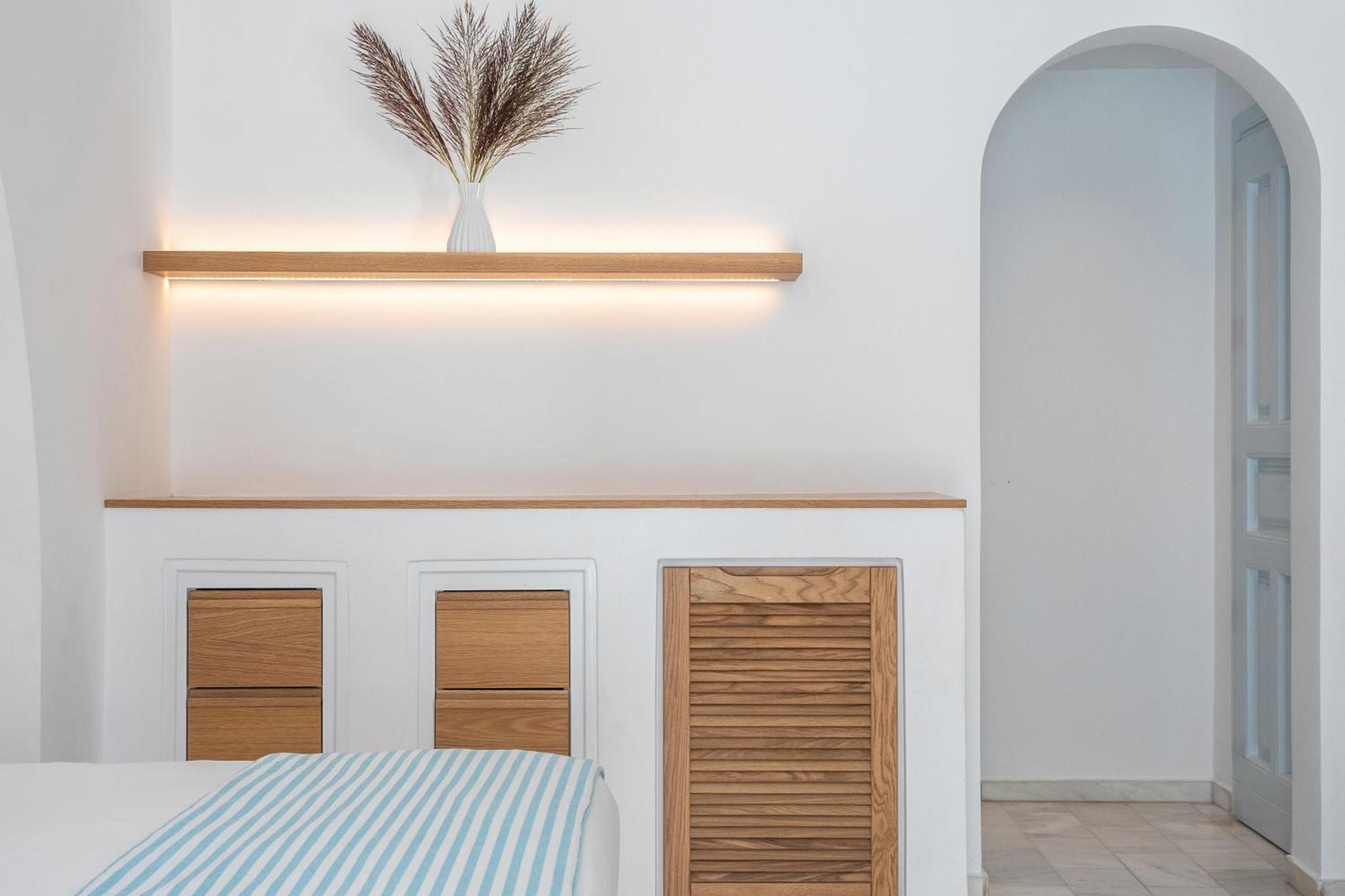 Santorini Kastelli Resort Kamári Exterior foto A wall mounted LED light