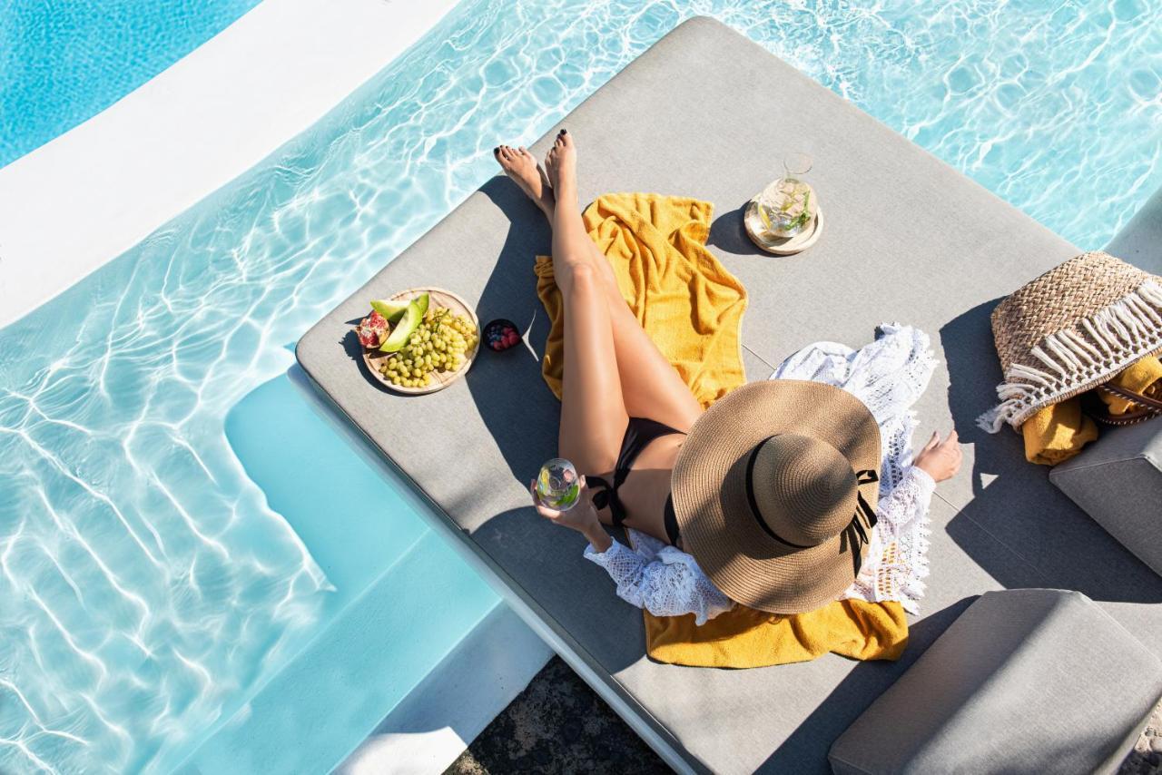 Santorini Kastelli Resort Kamári Exterior foto A woman sunbathing