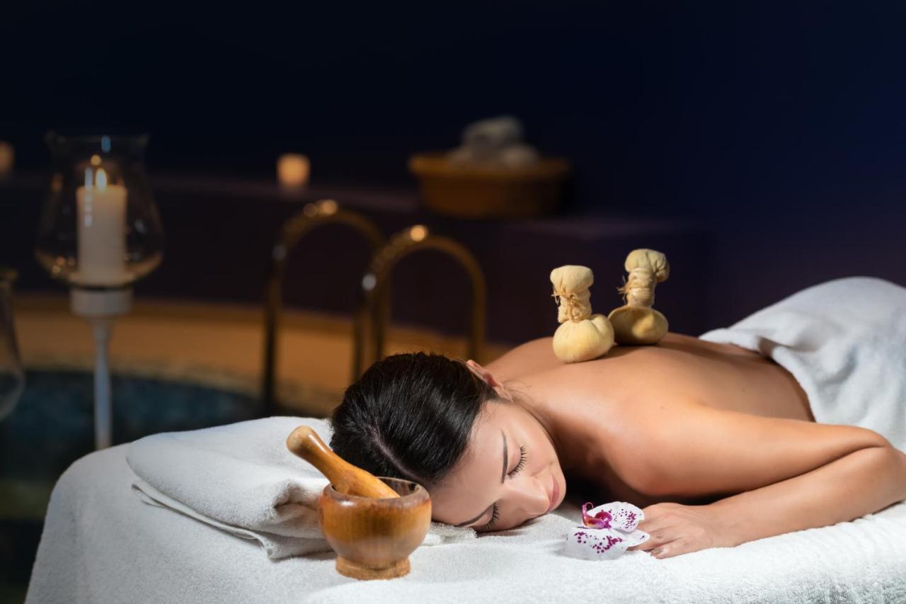 Santorini Kastelli Resort Kamári Exterior foto A woman receiving a massage with hot stones