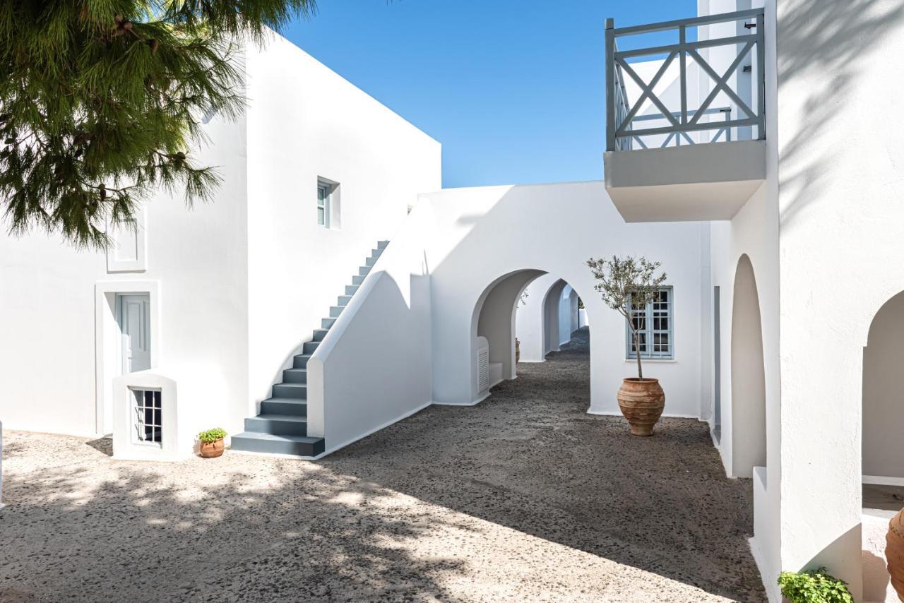 Santorini Kastelli Resort Kamári Exterior foto The courtyard of the museum