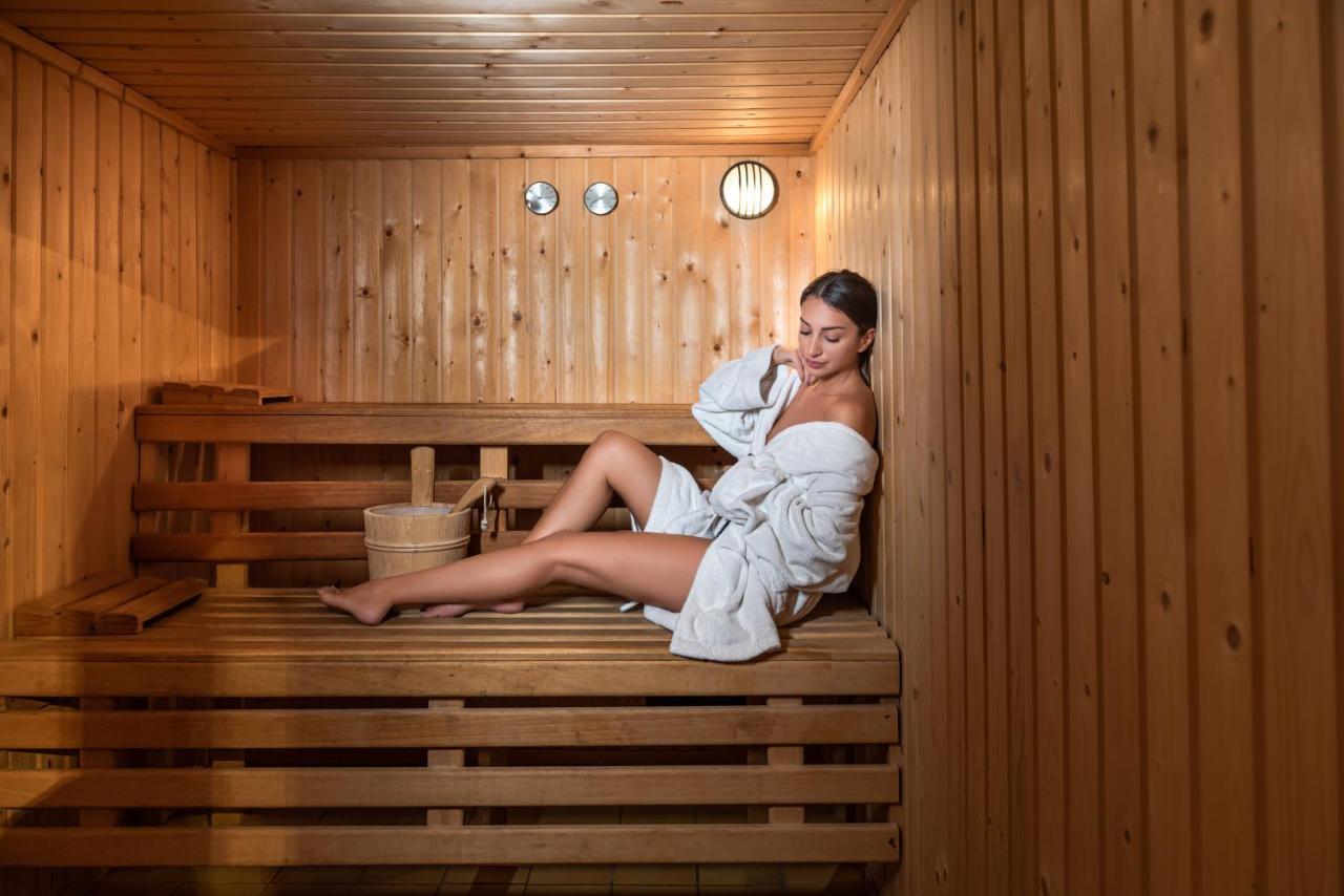 Santorini Kastelli Resort Kamári Exterior foto A woman in a sauna